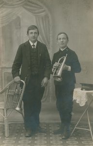Postkarte von zwei jungen Männern mit Trompeten, einer in Heilsarmee-Uniform, gesendet 1913 von German Photographer