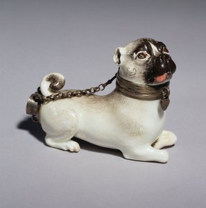 Eine Meissener Pfeifenschale, modelliert als sitzender Mops, ca. 1745