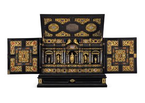 Ein Augsburger Tischkabinett aus vergoldetem Metall, Bergkristall und pietra dura, ca. 1630-40 von German School