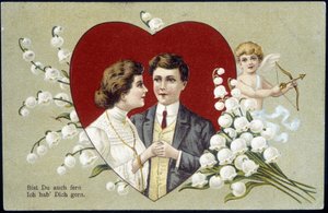 Liebespaar in einem Herz, umgeben von Maiglöckchen und Amor (Eros) - Deutsche Postkarte, 20. Jahrhundert von German School
