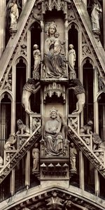 Detail der Jungfrau und des Kindes, vom Giebel über dem zentralen Portal an der Westfassade, begonnen 1277 von German School