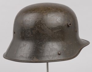Deutscher Stahlhelm oder Stahlhelm, um 1916 von German School