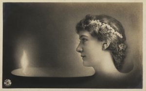 Mädchen mit einer Flamme von German School