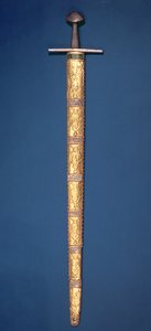 Kaiserschwert der Heiligen Römischen Kaiser mit teilweise vergoldetem Knauf und Querbalken, der Griff mit Silberdraht umwickelt und die Scheide besteht aus vierzehn Goldfolienplatten, die mit souveränen Figuren verziert sind
