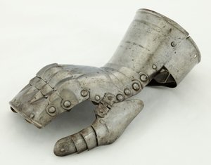 Linker Panzerhandschuh, ca. 1490-1510, restauriert im 19. Jahrhundert