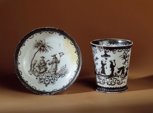 Tassenförmige Tasse und Untertasse von Bottger aus Porzellan, dekoriert mit chinesischen Motiven in Augsburg