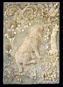 Einer von einem Paar Louis XV sitzender Hunde, modelliert in Relief, in einer grottenartigen Umgebung von German School