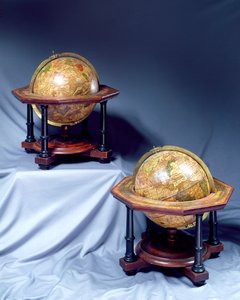 Paar Tisch-Globen, hergestellt von Isaac Habrecht, Straßburg, 1625, zweite Ausgabe von Johann Christoph Weigel, Nürnberg, 1675