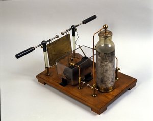 Physik: Hertz-Maschine (Heinrich Hertz, deutscher Physiker)