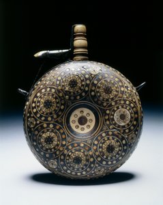 Pulverflasche, um 1620-50 (Walnuss mit Horn, Knochen, Messing & Eisen) von German School