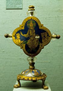 Reliquiar von Heinrich II., bekannt als der Heilige, Kaiser des Heiligen Römischen Reiches (973-1024) (1200 kanonisiert). Hergestellt aus Emaille, Kristall, Kupfer, Silber und Gold. Ca. 1170. Aus Niedersachsen, St. Michael in Hildesheim. Paris, Louvre Muse von German School