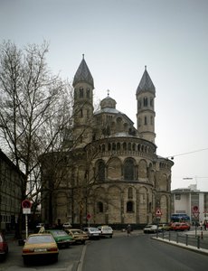 Romanische Kunst: Ansicht der Kirche der Apostel