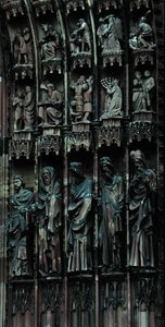Skulpturales Detail von der rechten Seite des zentralen Portals, Westfassade, begonnen 1277 (Stein) von German School