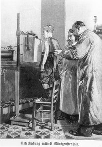 Wilhelm Konrad Röntgen röntgt einen Jungen, aus einem Buch von Hans Kraemer, um 1898-99 von German School