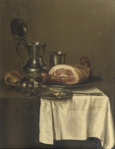 Stillleben mit Zinnkrug, Silberbecher, Schinken auf einem Silbertablett, Messer auf einem Zinnteller und einem Brötchen