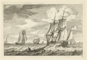 Brigg und andere Schiffe auf einem breiten Wasser