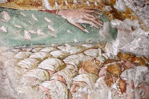 Arme der Madonna della Misericordia bedecken eine Gruppe verschleierter Frauen, Fragment eines Freskos von Giacomo de Buschis genannt il Borlone, Kirche Santa Maria Nascente, Gromo San Marino, Lombardei, Italien