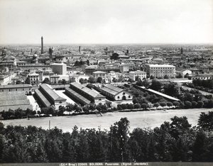 Panoramablick auf Bologna mit einigen Fabriken.