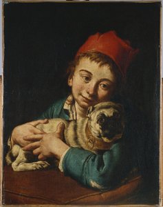 Ein Junge, Halbfigur, in einer blauen Jacke und einem roten Hut, hält einen Mops auf einem Kissen von Giacomo Ceruti