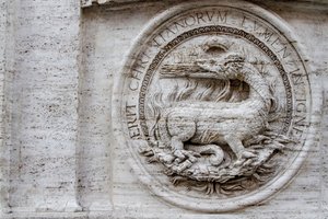 Wappen an der Fassade der Kirche St. Louis der Franzosen von Giacomo della Porta