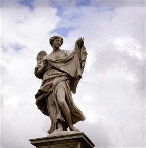 Statue eines Engels, der das Heilige Grabtuch hält
