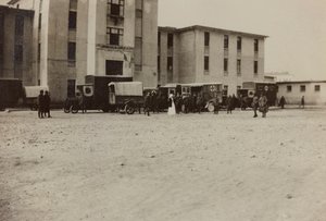 Album "Bilder des Krieges II": italienische Soldaten und Rotkreuz-Ambulanzen in Gradisca Sagrado, Gorizia, Italien (s/w Foto)