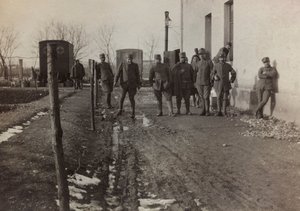 Album "Bilder des Krieges II": italienische Soldaten und Rotkreuz-Ambulanzen in Gradisca Sagrado, Gorizia, Italien (s/w Foto) von Gigliucci Gigliucci