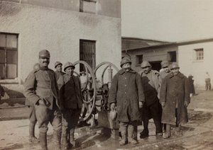 Album "Bilder des Krieges II": Italienische Soldaten in Gradisca Sagrado, Gorizia, Italien (s/w Foto) von Gigliucci Gigliucci