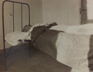 Album "Bilder des Krieges II": ein Gefallener des Großen Krieges auf dem Krankenbett (s/w Foto) von Gigliucci Gigliucci