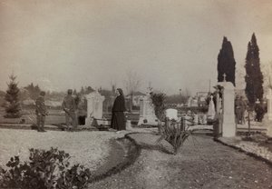 Album "Bilder des Krieges II": Soldaten und Rotes Kreuz besuchen den Friedhof von Gradisca (s/w Foto)
