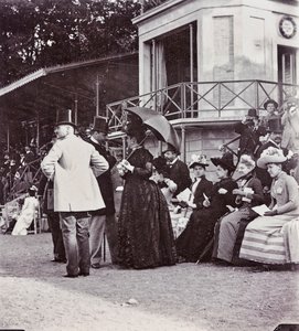 Zuschauer auf den Tribünen kontrollieren den Ausgang eines Rennens auf der Rennbahn im Cascine-Park: J. Halphon, Miss Serjeaf, Herzogin von Brindisi, Herzogin von Rohorn, Gräfin Della Gherardesca, Marquis Bellisomi, Gondi