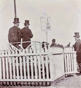 Zuschauer auf der Rennbahn im Cascine Park: Max Stiozzi Marquis, Marquis Malaspina Azzolino, Arnaldo Pozzolini und der Abgeordnete Marquis Torrigiani von Giorgio Enrico (attr.to) Levi