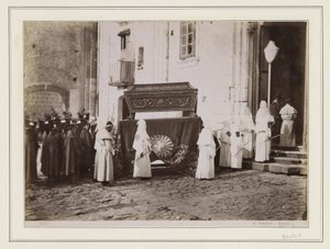 Begräbniszug von Mönchen mit Spitzhüten am Eingang einer Kirche in Italien von Giorgio Sommer