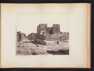 Gezicht op de Tempio della Fortuna Augusta te Pompeï, Italië von Giorgio Sommer