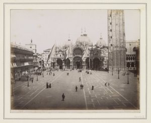 Ansicht des Markusplatzes, der Markusbasilika und des Fußes des Campanile von Giorgio Sommer