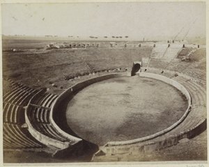 Innenraum des Amphitheaters von Pompeji von Giorgio Sommer