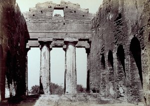 Innenraum des Tempels der Concordia im Tal der Tempel in Agrigent. Im Vordergrund zwei dorische Säulen; an den Seiten eine gewölbte Umfassungsmauer
