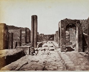 Strukturelle Ruinen entlang der Strada di Stabia, an der archäologischen Stätte von Pompeji von Giorgio Sommer