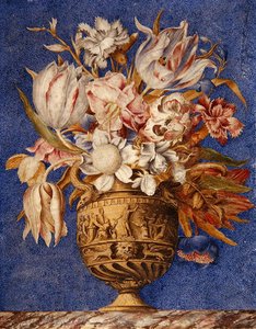Blumen in einer Vase auf einem Marmorsims