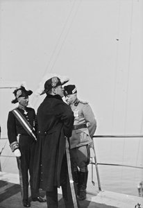 Album "Duce": Benito Mussolini in Uniform an Bord eines Schiffes, begleitet von einem Staatsbeamten und dem Prinzen Maurice Gonzaga Marquis von Vodice von Giovanni Agosto