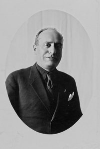 Album "Duce": Benito Mussolini Passfoto in Zivilkleidung (s/w Foto) von Giovanni Agosto