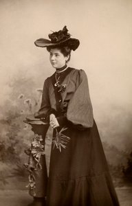 Porträt einer eleganten Dame mit Hut von Phillipe de Marlier