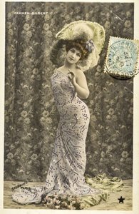 Postkarte: Porträt von Carmen Gilbert, Varietékünstlerin