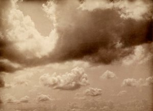Himmelsstreifen mit großen Wolken. Die Silhouette der Hügel ist unten zu erkennen von Phillipe de Marlier