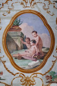 Gästeunterkünfte, der Raum der Putti, Medaillon mit Putti: "Drei Putti und ein Wagen" von Giovanni Battista Tiepolo