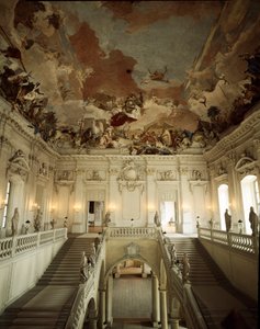 Ansicht der großen Treppe und der von Giovanni Battista (Giambattista) Tiepolo (1696-1770) dekorierten Decke, die die Allegorie der fünf Kontinente darstellt. 1753 Palast von Würzburg, realisiert von Architekt Johann Balthasar Neumann (1687-1753) Deutschla von Giovanni Battista Tiepolo