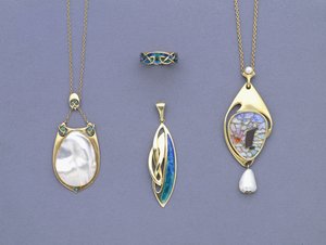 Eine Gruppe von Liberty & Co gelbmetall- und emaillierten Anhängern und ein Ring, entworfen von Archibald Knox von Giovanni Bigatti