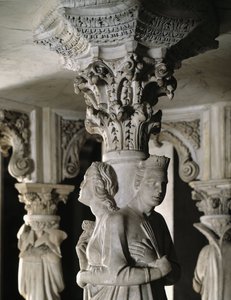 Detail der Skulpturengruppen, die den Stuhl von Giovanni Pisano (1248-1314) tragen: die theologischen Tugenden (Detail) von Giovanni Pisano