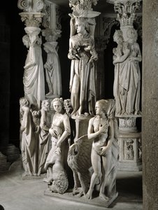 Detail der Skulpturengruppen, die den Stuhl stützen von Giovanni Pisano