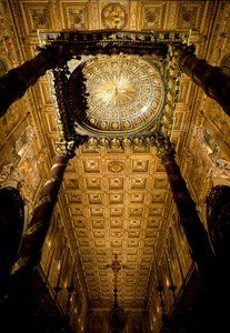 Ansicht der Decke mit Holzkästen markiert und vergoldet von Giuliano da Sangallo (1445 ca. 1516) und Hauptaltar von Architekt Ferdinando Fuga (1699-1781). Basilika Santa Maria Maggiore, Rom.